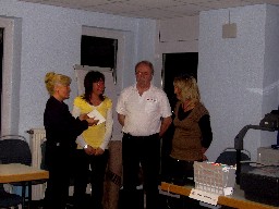 Irene hargarten dankt herrn hassel vom drk
