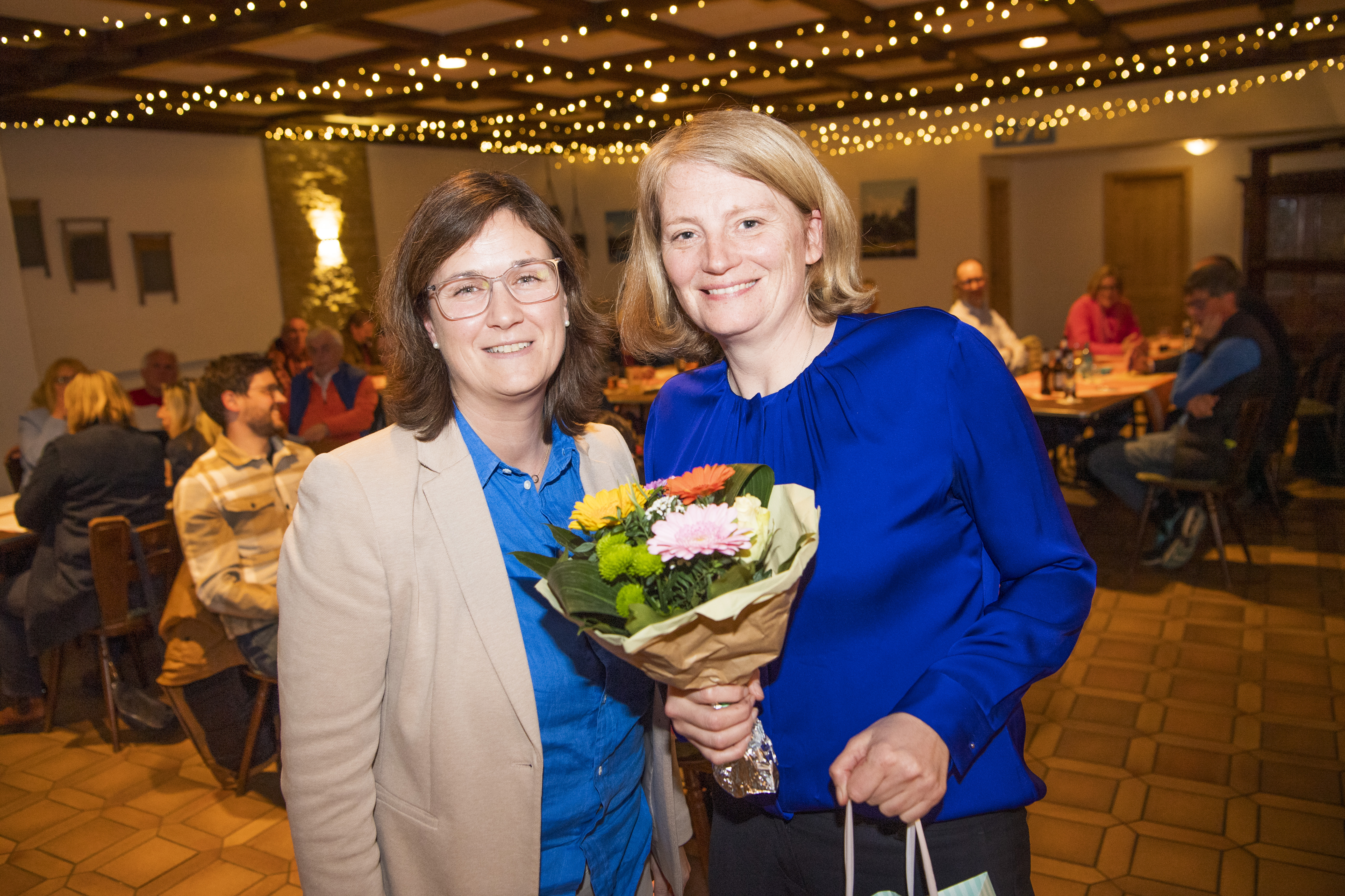 Die CDU-Vorsitzende Evelyn Hller gratuliert Alexandra Gau (v.l.n.r.)