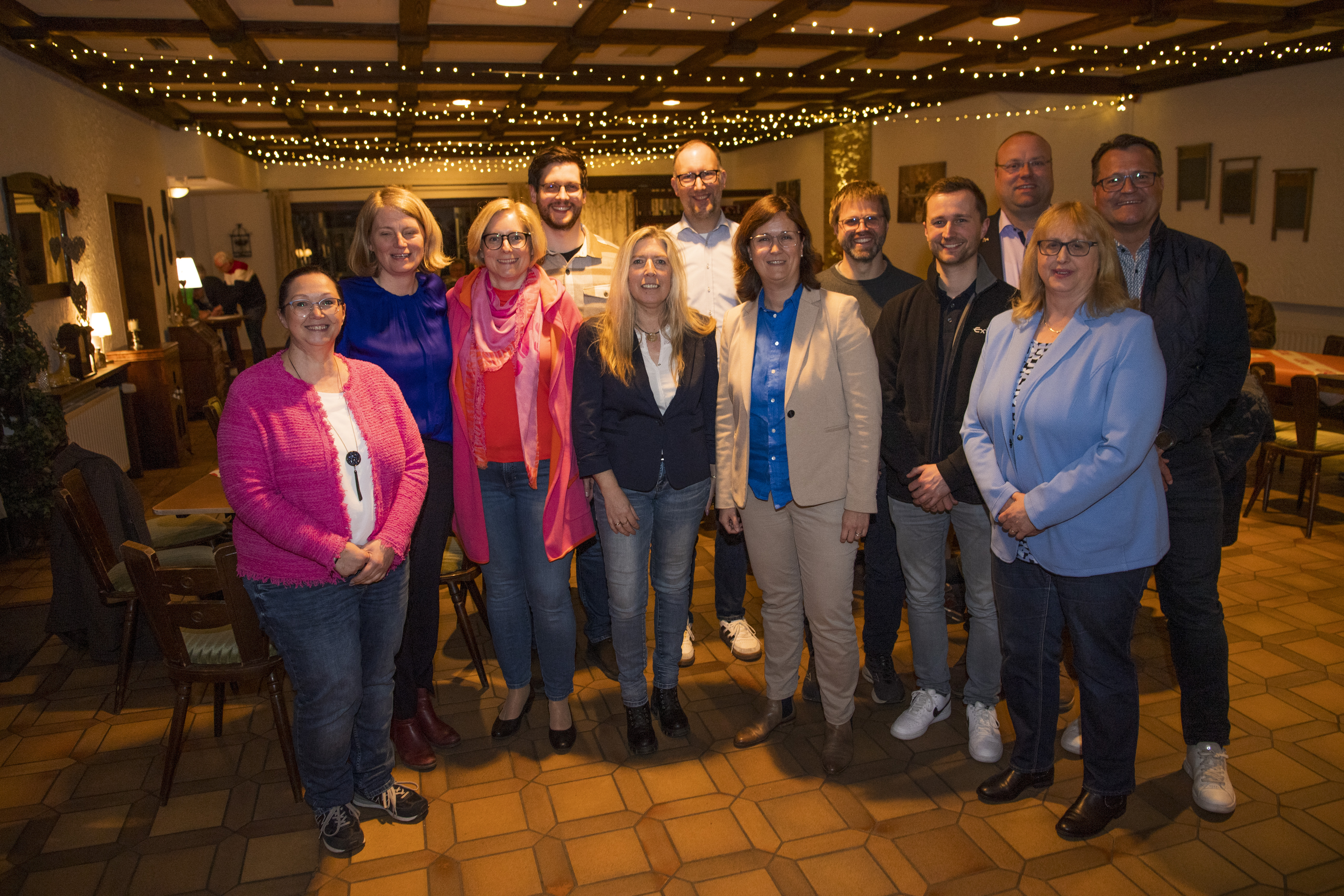 v. l. vorne
Nicole Reinartz, Alexandra Gaus,
Nicole Ludwigs,
Michaela Malcher,
Evelyn Hller,
Fabian Jasser,
Elisabeth Wagner,
v. l. hinten
Pascal Kolb, Jan Lck, Dirk Heiderich, Sascha Schneider, Mathias Welteroth