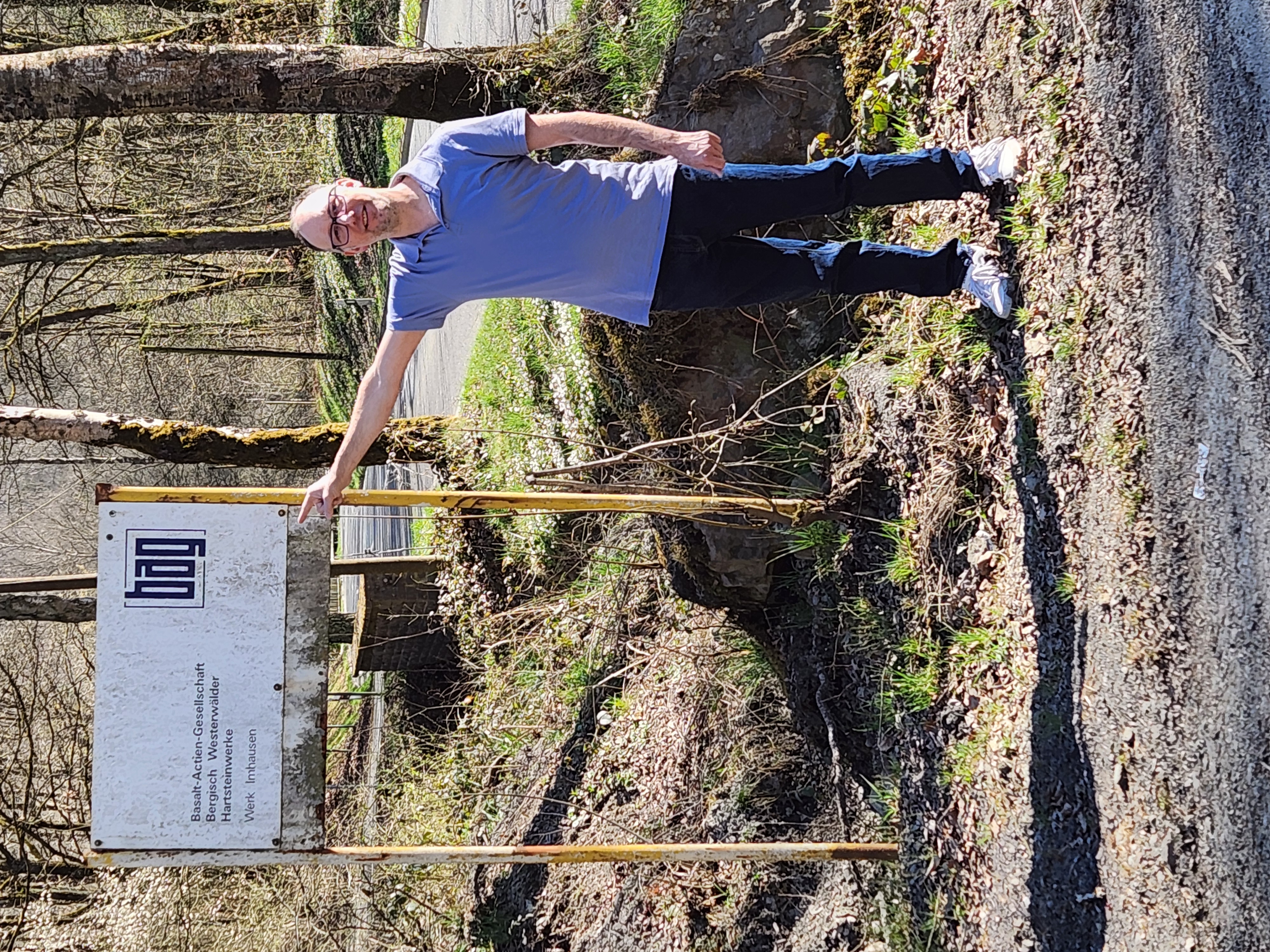 Jan Lueck am Eingang des Steinbruchs Imhausen