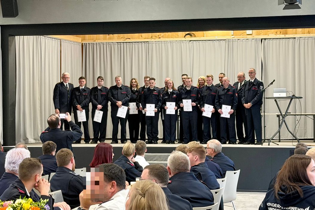Bef�rderungen und Ehrungen bei der Jahreshauptversammlung der Feuerwehr Windeck in Hurst.