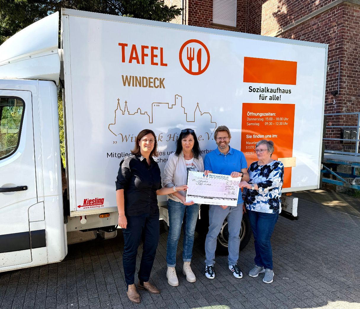 Evelyn H�ller und Dirk Heiderich �berreichen den Erl�s des diesj�hrigen Skatturniers an das Team der Windecker Tafel, Monika Zieren und Brigitte Jahnich (v.l.n.r.)