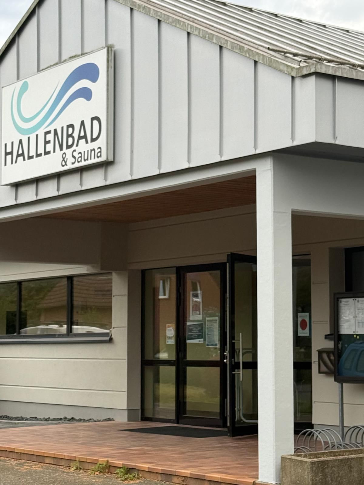 Eingang des umfassend sanierten Hallenbads in Dattenfeld � ab dem 19. September wieder f�r die �ffentlichkeit ge�ffnet.