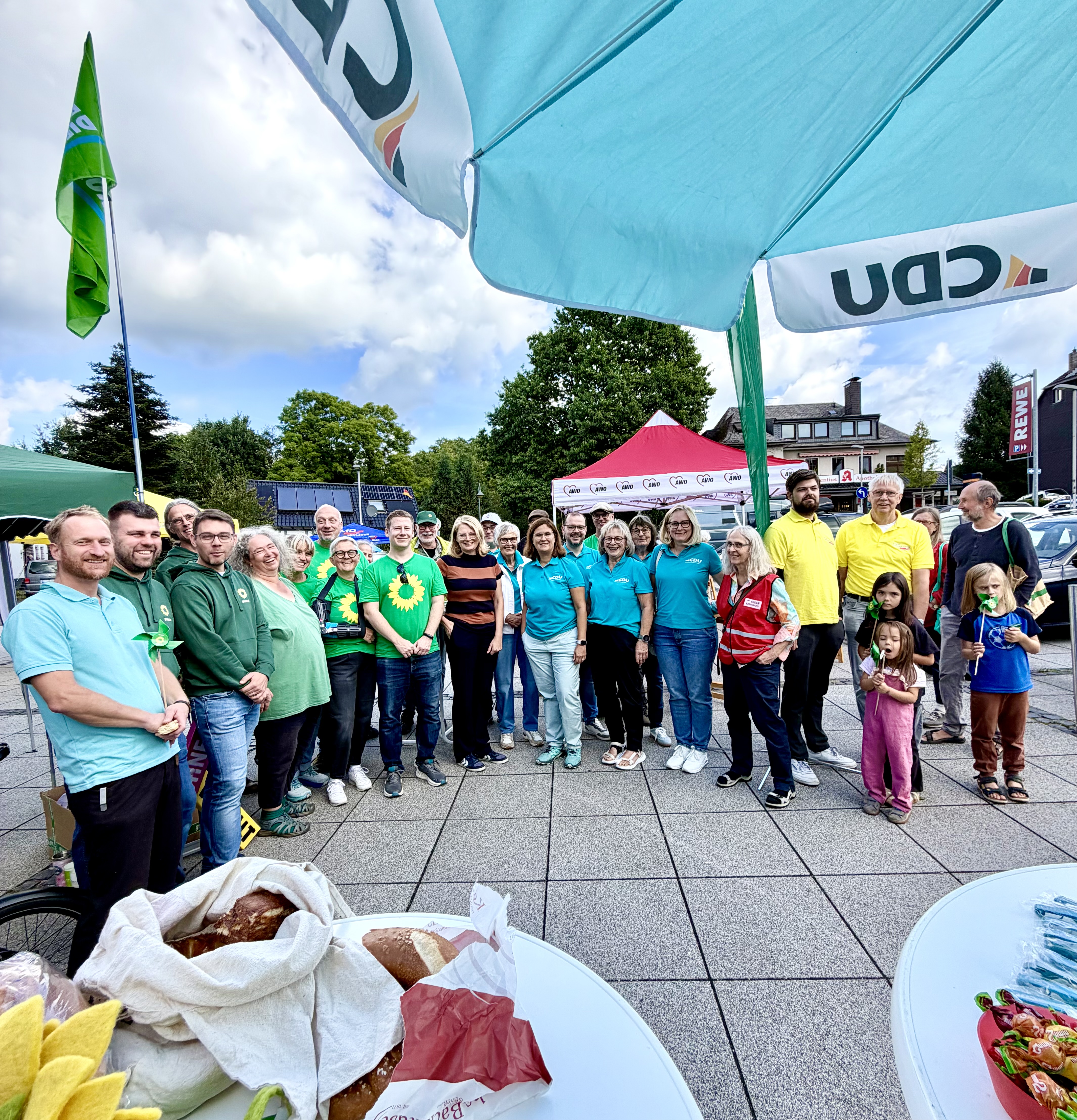 CDU, Gr�ne, FDP, AWO gemeinsam auf der Niedecke in Dattenfeld.


